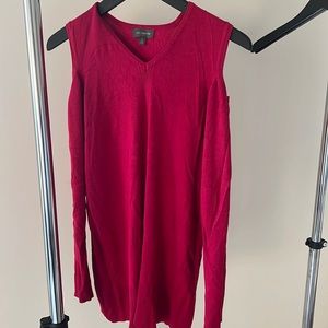 The limited open shoulder sweater fuchsia
